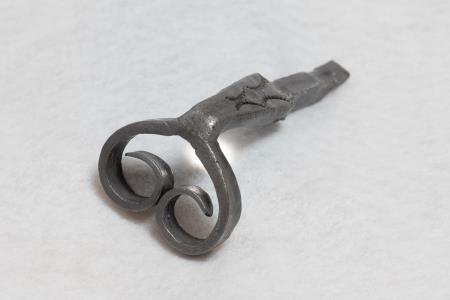 Železen »lün?k« – čep za zatikanje in fiksiranje kolesa na os voza, 19. st., železo.